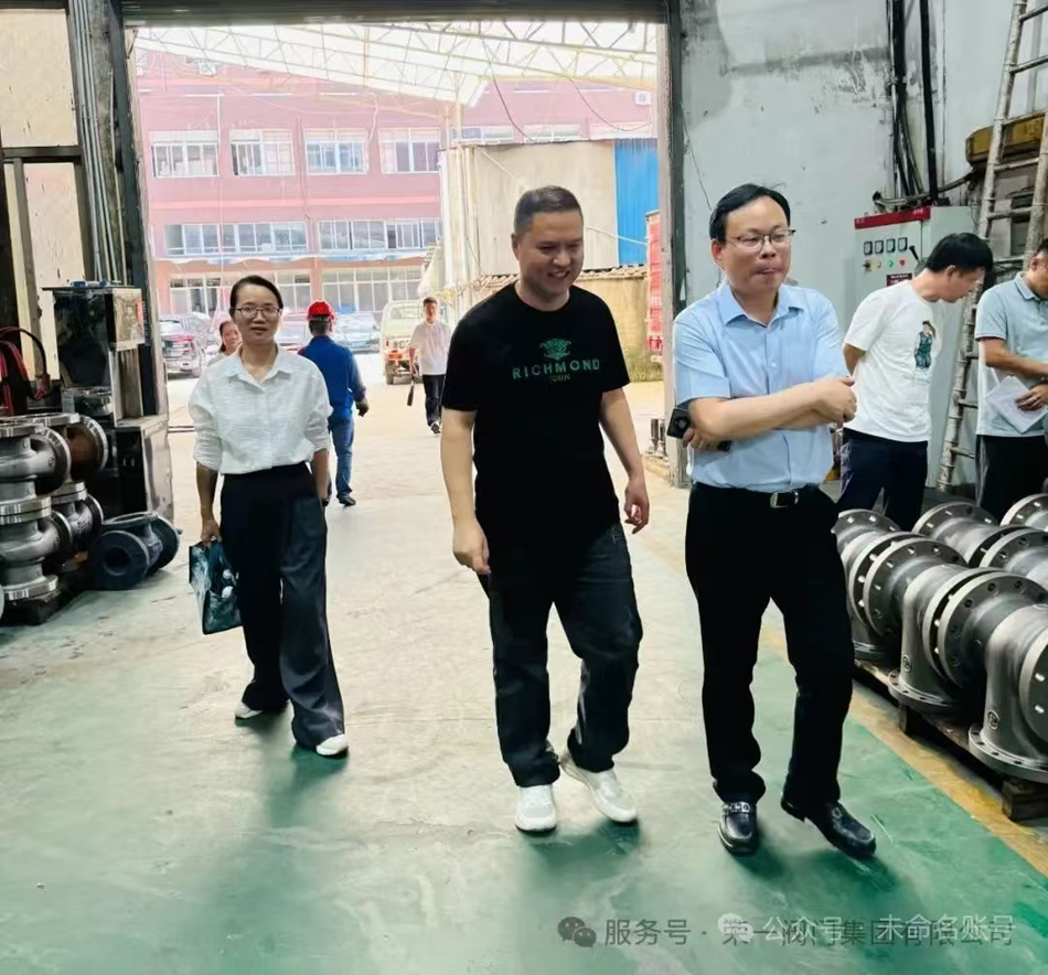 永嘉县委常委黄鹤楼一行莅临荣一阀门集团指导工作！(图1)